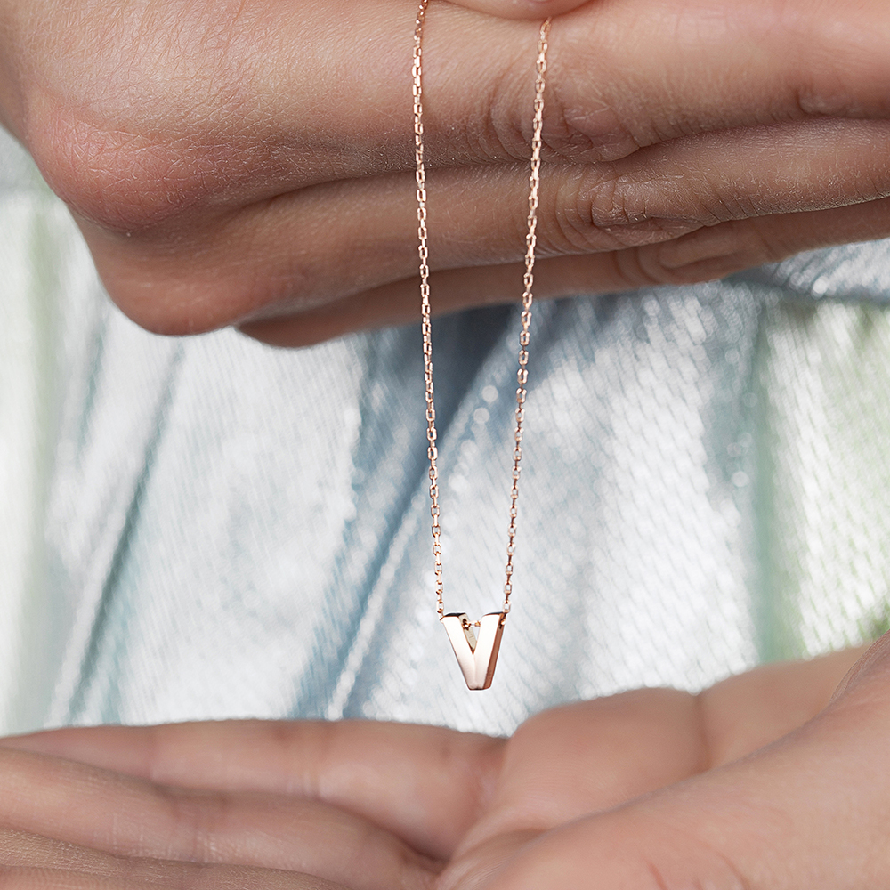 3D Tasarım Rose Renk 925 Ayar Gümüş V Harf Kolye - 4