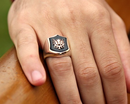 925 Ayar Gümüş Arma Desenli Oniks Taşlı Yüzük - STOKYOK