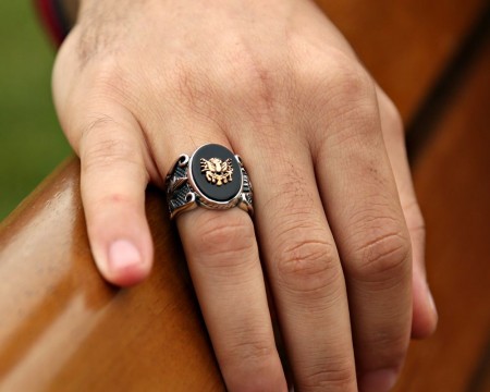 925 Ayar Gümüş Arma Motif Oniks Taşlı Yüzük - Tesbihane