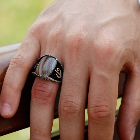 925 Ayar Gümüş Elif Vav Detaylı Çizgili Akik Taşlı Yüzük - Tesbihane