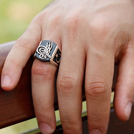 925 Ayar Gümüş Oniks Taşlı Tuğra İşlemeli Yüzük - Tesbihane