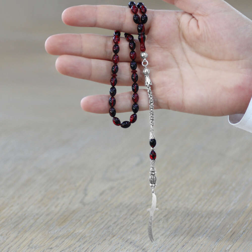 Ateş Kehribar Tesbih - Metal Püsküllü - Kırmızı Siyah - Zülfikar Uçlu İsme Özel Yazılı - Arpa Kesim - 2