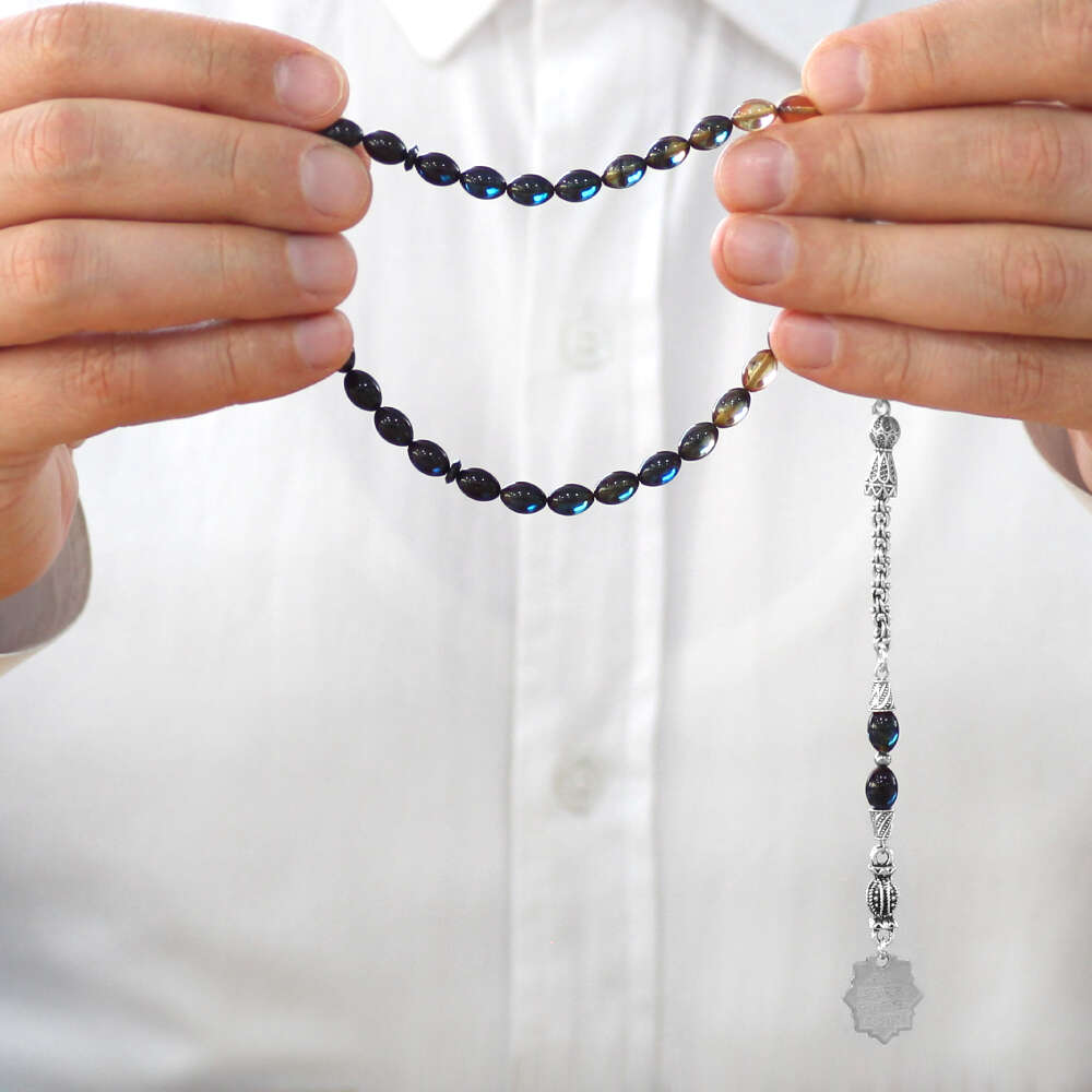 Ateş Kehribar Tesbih - Metal Püsküllü - Mavi Beyaz - Nazar Ayeti Uçlu İsme Özel Yazılı - Arpa Kesim - 3