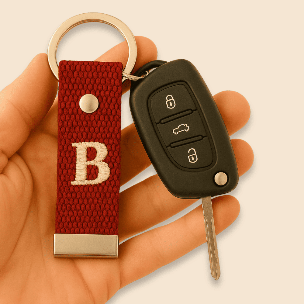 Çelik Tokalı - Kişiye Özel Anahtarlık - Bordo Renk - Dayanıklı Kumaş Üzerine Harf - Sembol Nakışlı - 1
