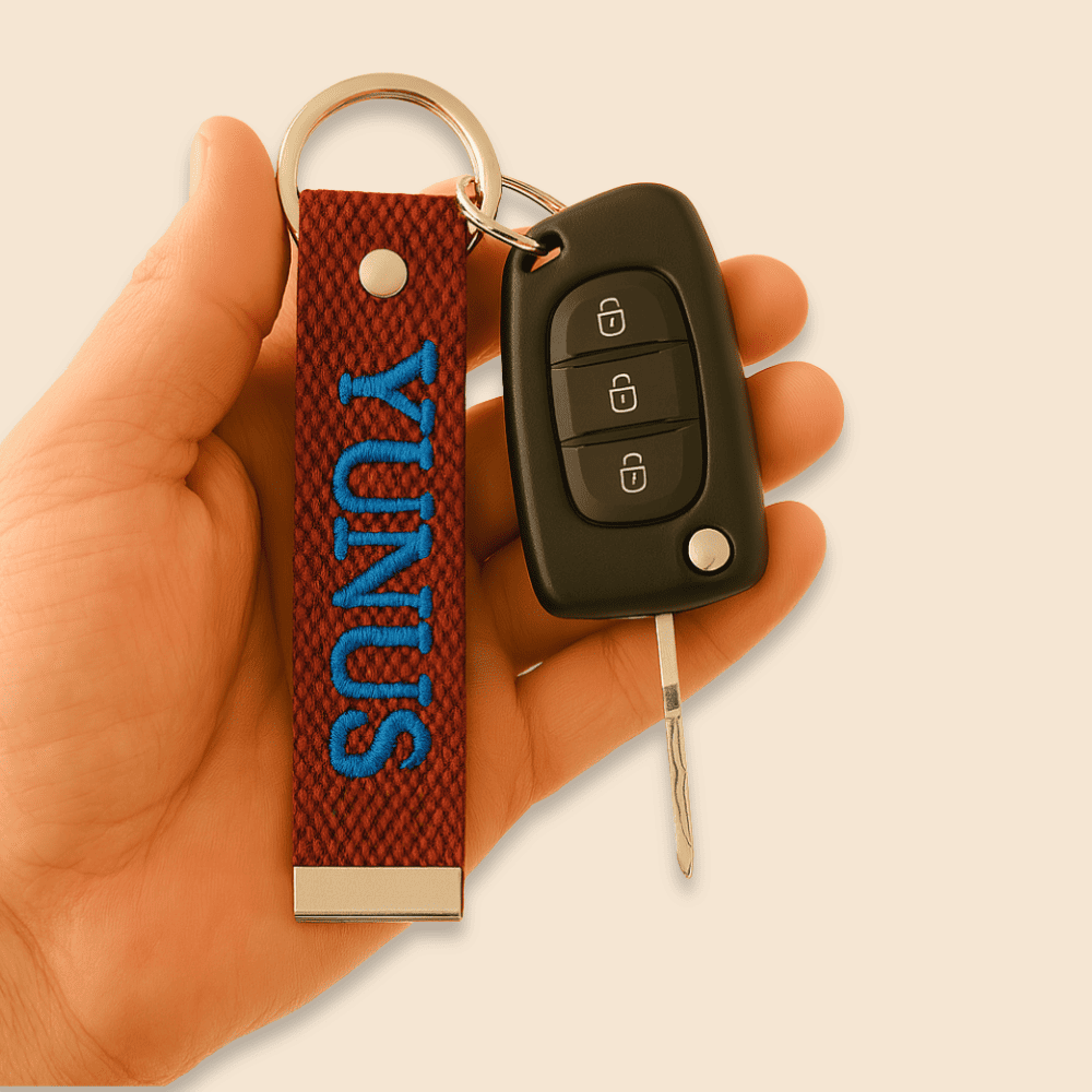 Çelik Tokalı - Kişiye Özel Anahtarlık - Bordo Renk - Dayanıklı Kumaş Üzerine İsim - Sembol Nakışlı - 1