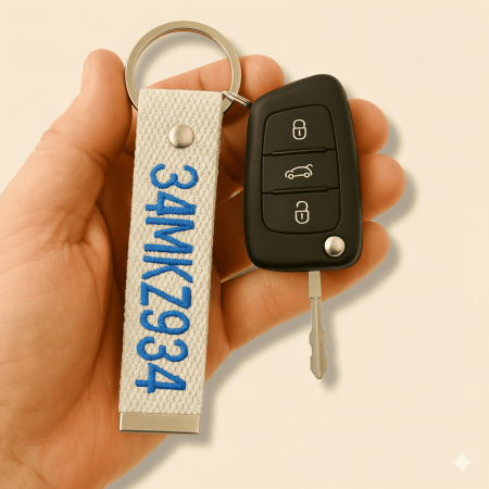 Çelik Tokalı - Kişiye Özel Anahtarlık - Ekru Renk - Dayanıklı Kumaş Üzerine İsim Plaka Nakışlı - Tesbihane