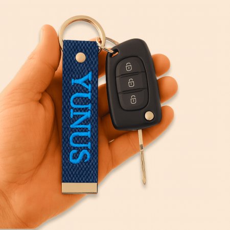 Çelik Tokalı - Kişiye Özel Anahtarlık - Lacivert - Dayanıklı Kumaş Üzerine İsim Plaka Nakışlı - Tesbihane