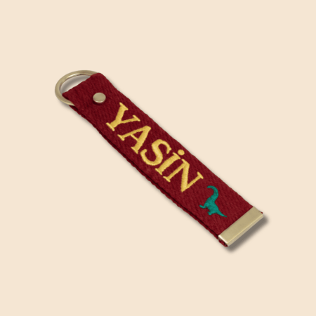 Çelik Tokalı - Öğrenciye Özel Askı Etiketi - Bordo - Dayanıklı Kumaş Üzerine İsim - Sembol Nakışlı - Tesbihane