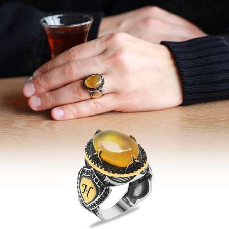 Doğal Damla Kehribar Taşlı Yanlarına Kişiye Özel İsim Harf Yazılı 925 Ayar Gümüş Erkek Yüzük - Tesbihane