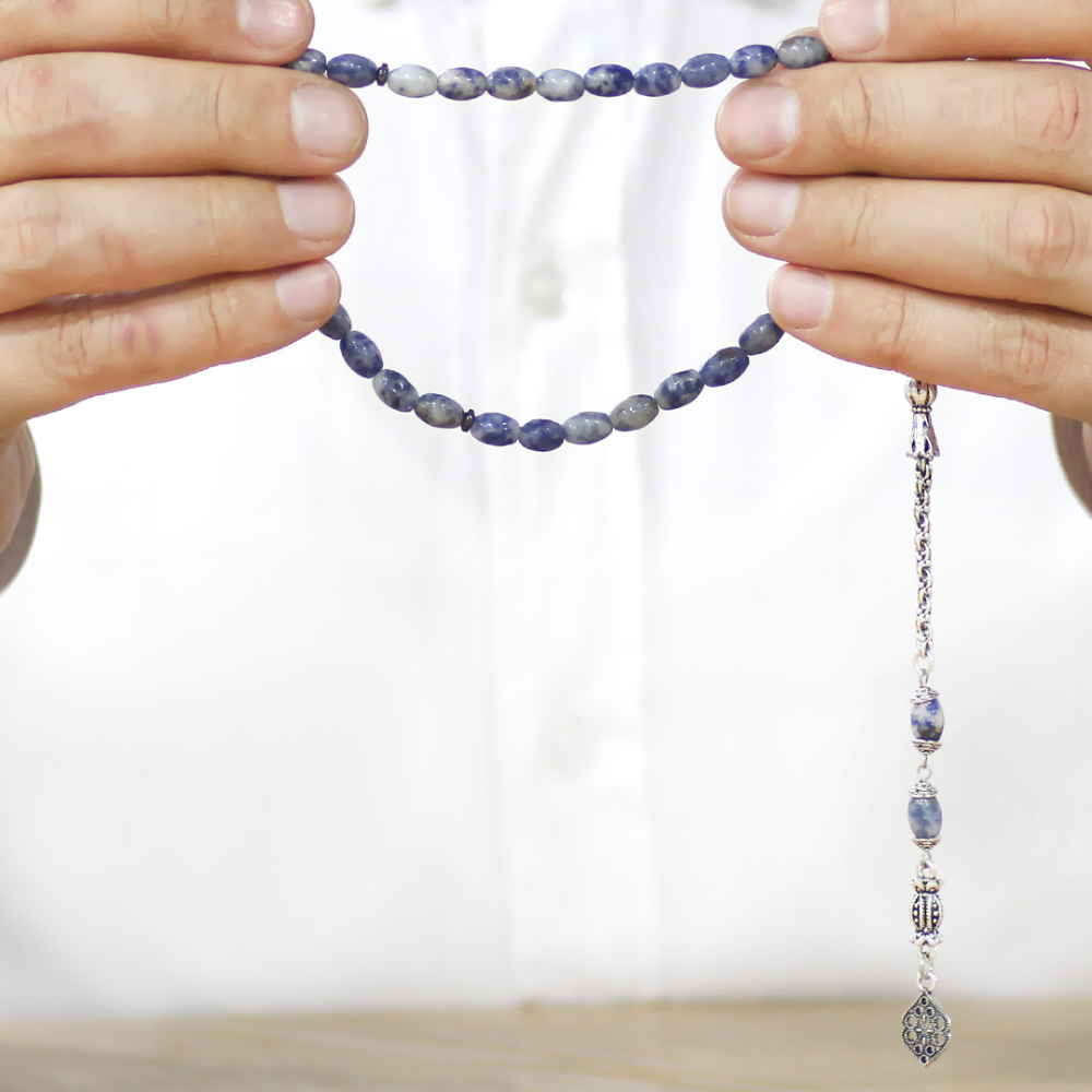 Doğaltaş Sodalit Tesbih - Kararmaz Metal Arnavut Zincir Püsküllü - Mavi Beyaz Renk - Arpa Kesim - 3