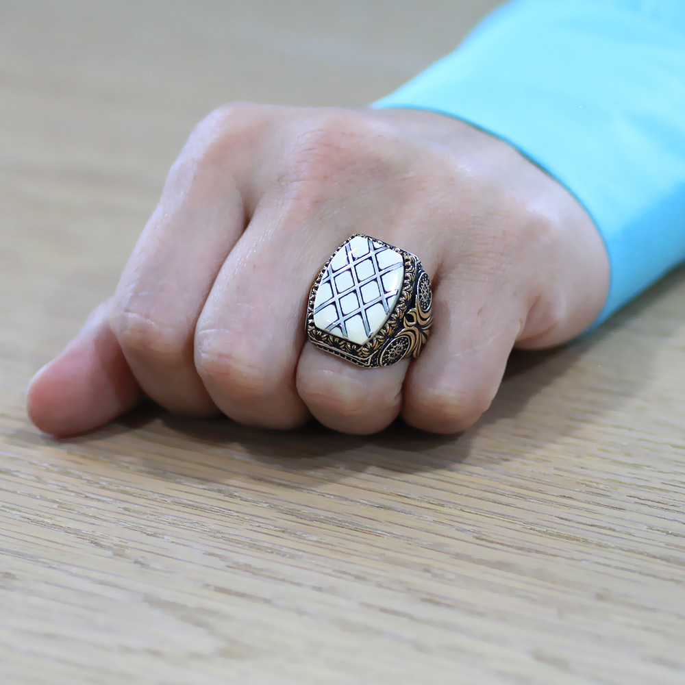 Fildişi Üzerine Gümüş Baklava Deseni İşlemeli Koleksiyonluk 925 Ayar Gümüş Erkek Yüzük - 3