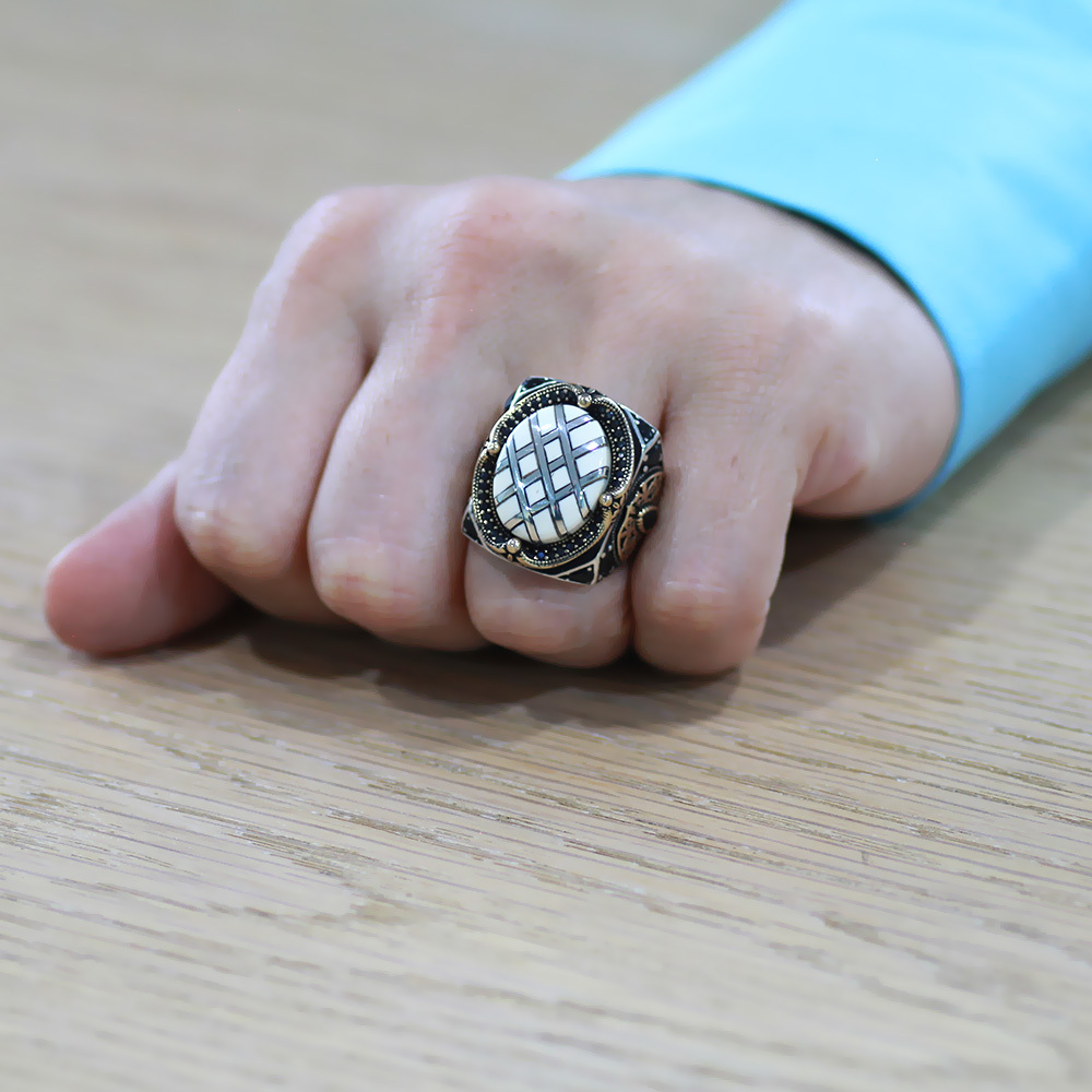 Fildişi Üzerine Gümüş Baklava Deseni İşlemeli Zirkon Taşlı Koleksiyonluk 925 Ayar Gümüş Erkek Yüzük - 3