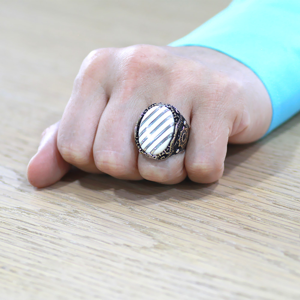 Fildişi Üzerine Gümüş Çapraz Şerit İşlemeli Oval Tasarım Koleksiyonluk 925 Ayar Gümüş Erkek Yüzük - 3