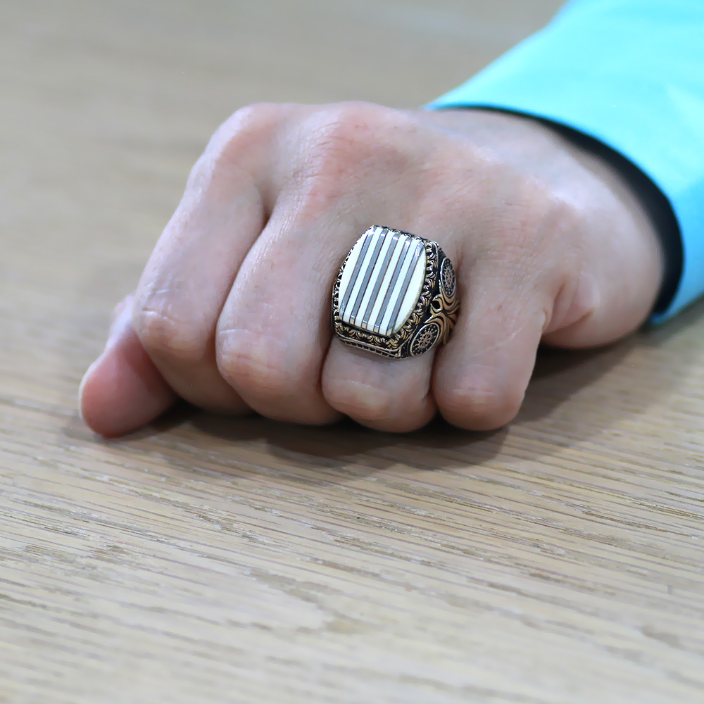 Fildişi Üzerine Gümüş Dikey Şerit İşlemeli Zirkon Taşlı Koleksiyonluk 925 Ayar Gümüş Erkek Yüzük - 3