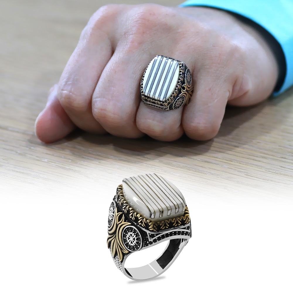 Fildişi Üzerine Gümüş Dikey Şerit İşlemeli Zirkon Taşlı Koleksiyonluk 925 Ayar Gümüş Erkek Yüzük - 1