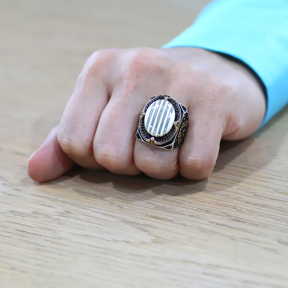 Fildişi Üzerine Gümüş Dikey Şerit İşlemeli Oval Tasarım Koleksiyonluk 925 Ayar Gümüş Erkek Yüzük - 3