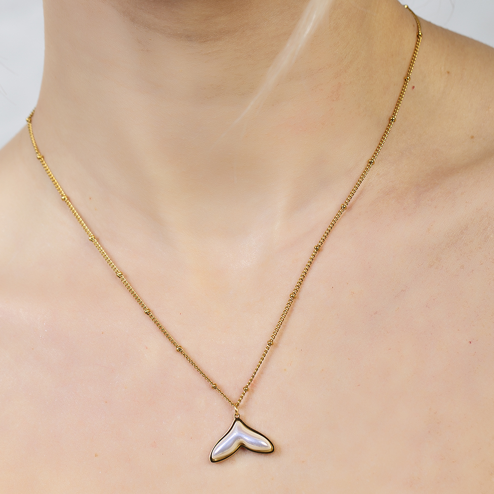 Altın Renk Kararmaz Metal Zincirli Balina Kuyruğu Tasarım İnci Doğaltaş Kombinli Kadın Kolye - 4