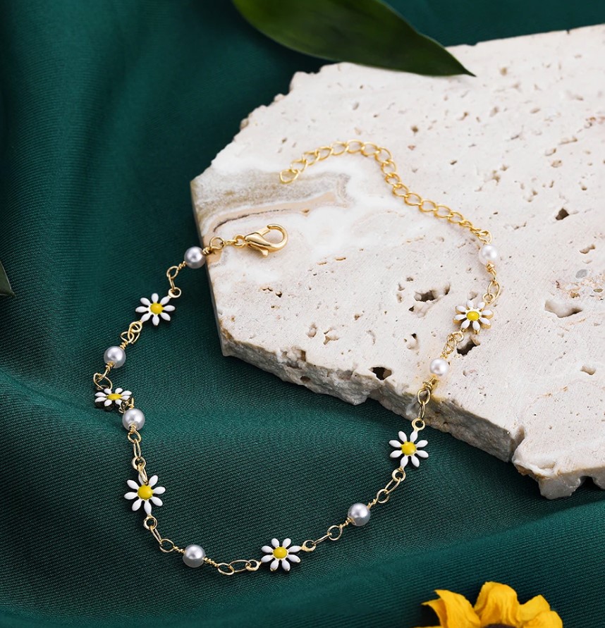 Altın Renk Metal Zincirli İnci Süslemeli Kır Çiçeği Detaylı Kadın Bileklik - 2