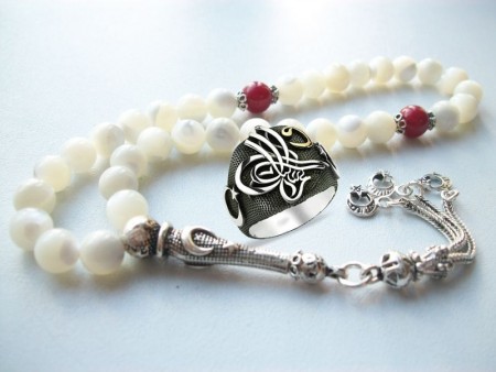 Gümüşlü Sedef Mercan Tesbih ve Gümüş Tuğra Vav Yüzük Kombin - Tesbihane