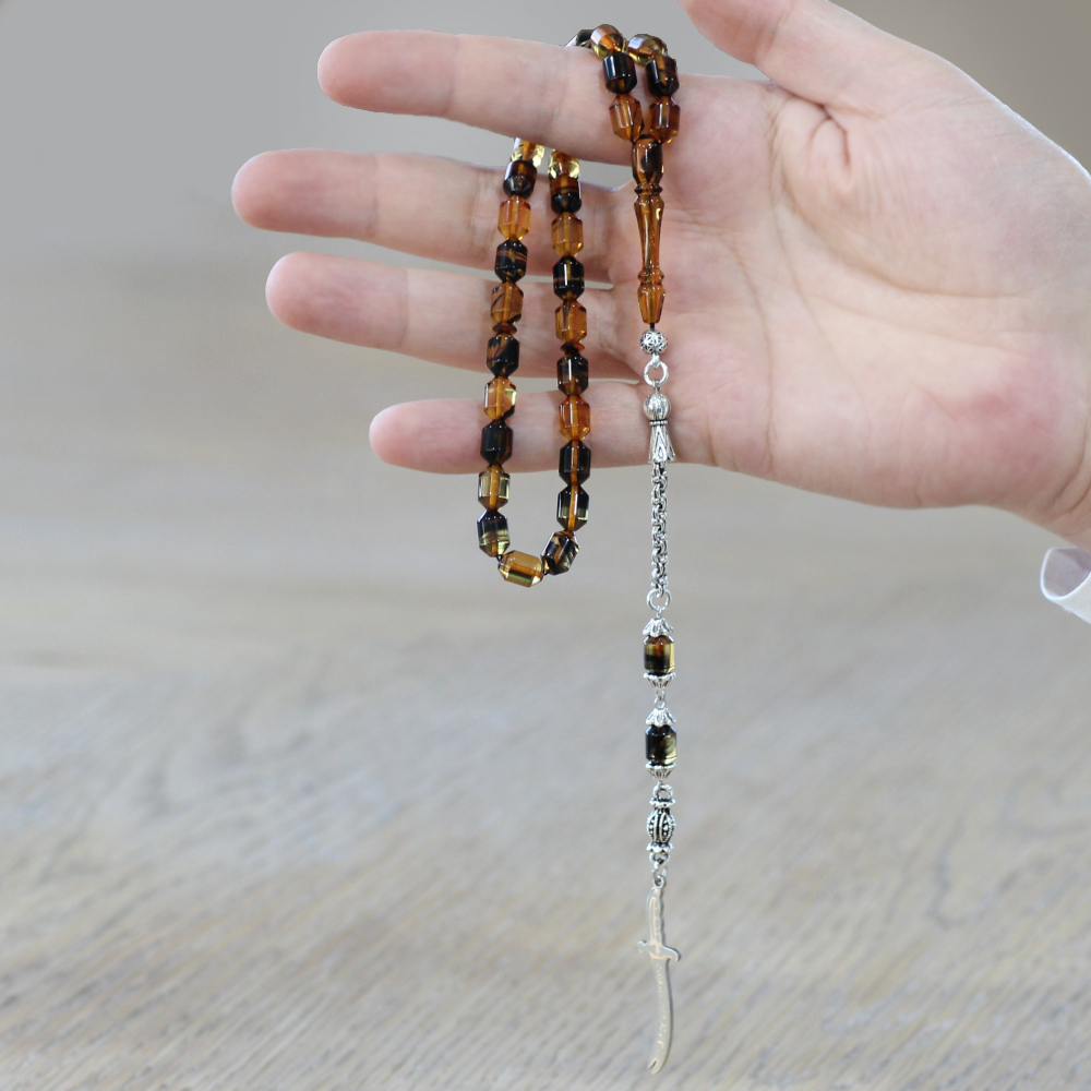 Kararmaz Metal Püsküllü Elmas Kesim İsim Yazılı Zülfikar Plakalı Siyah Beyaz Ateş Kehribar Tesbih - 2