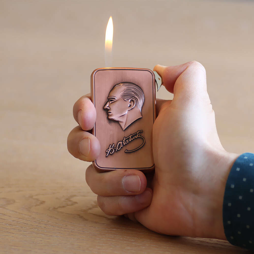 Kişiye Özel İsim Yazılı Atatürk Temalı Eskitme Bakır Renk Manyotorlu Metal Çakmak - 2
