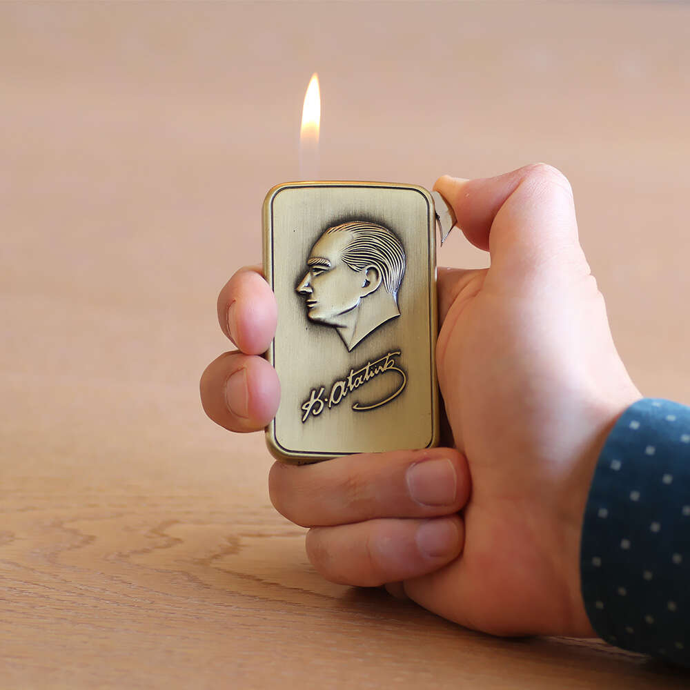 Kişiye Özel İsim Yazılı Atatürk Temalı Eskitme Bronz Renk Manyotorlu Metal Çakmak - 2