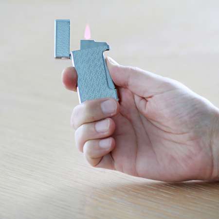 Kişiye Özel Yazılı Şık Kutulu Üçgen Detaylı Gümüş Renk Manyetolu Çakmak - Tesbihane