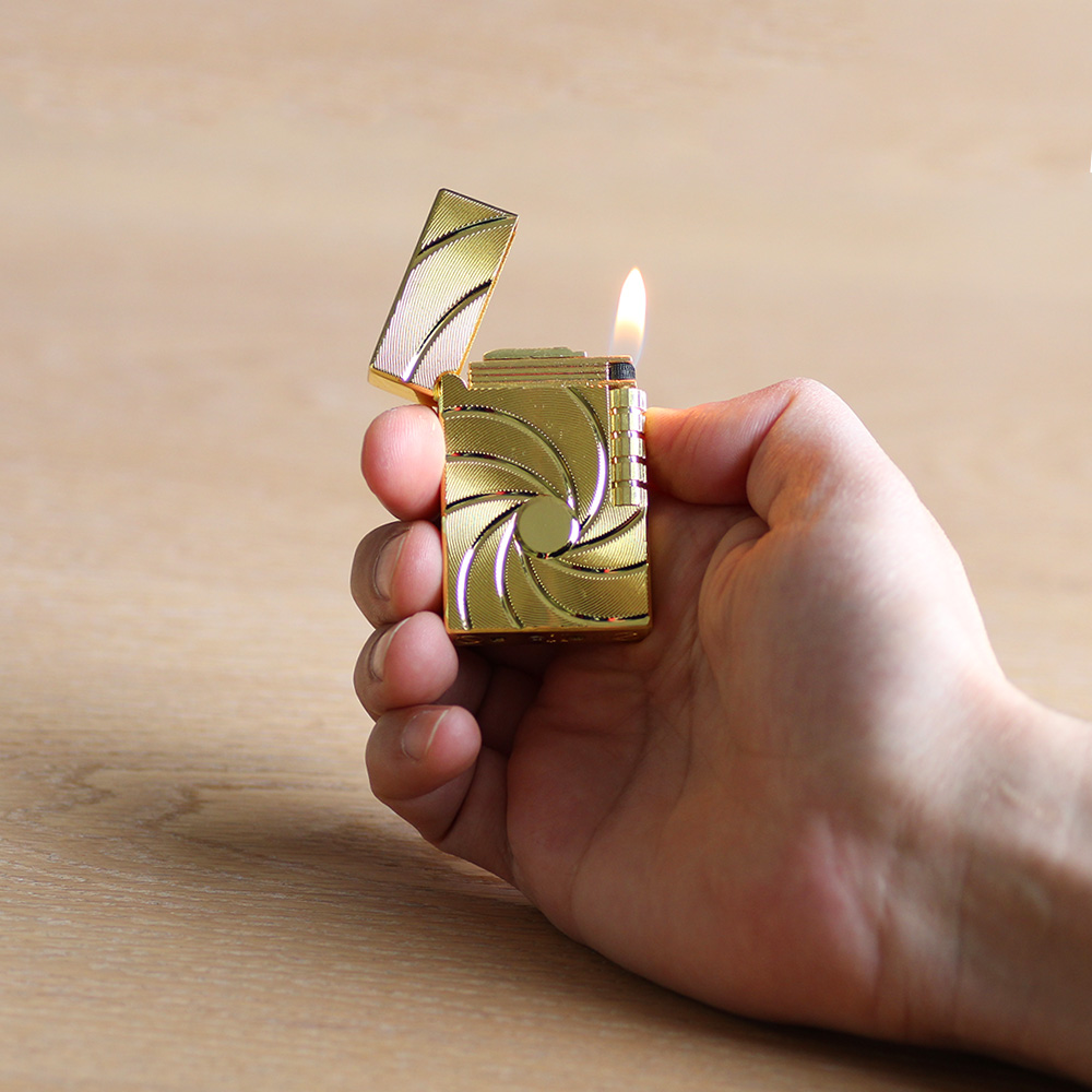Kişiye Özel İsim Yazılı Zippo Tasarım Helezon Desenli Altın Rengi Taşlı Çakmak - 3