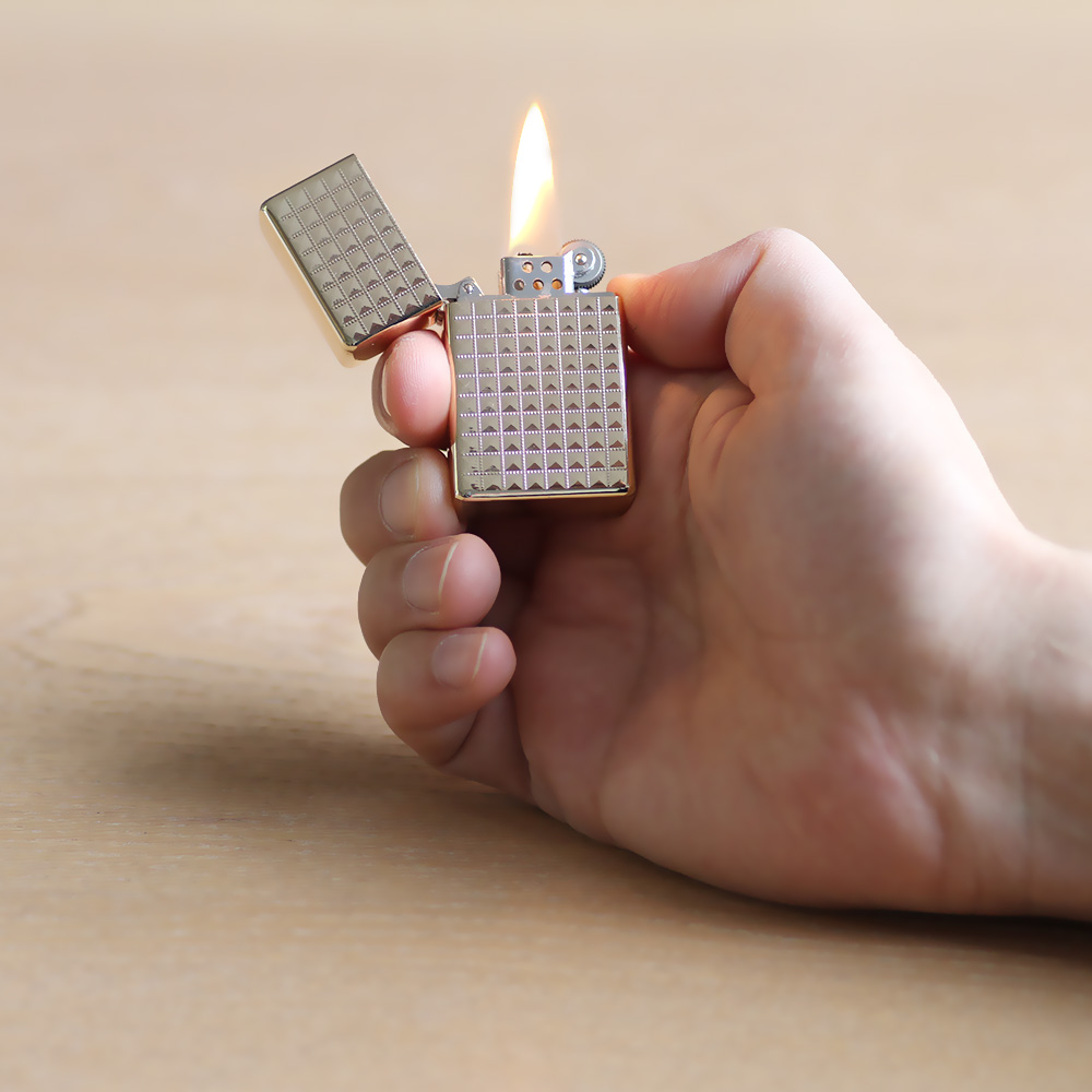 Kişiye Özel İsim Yazılı Zippo Tasarım Kare Desenli Altın Rengi Taşlı Çakmak - 4