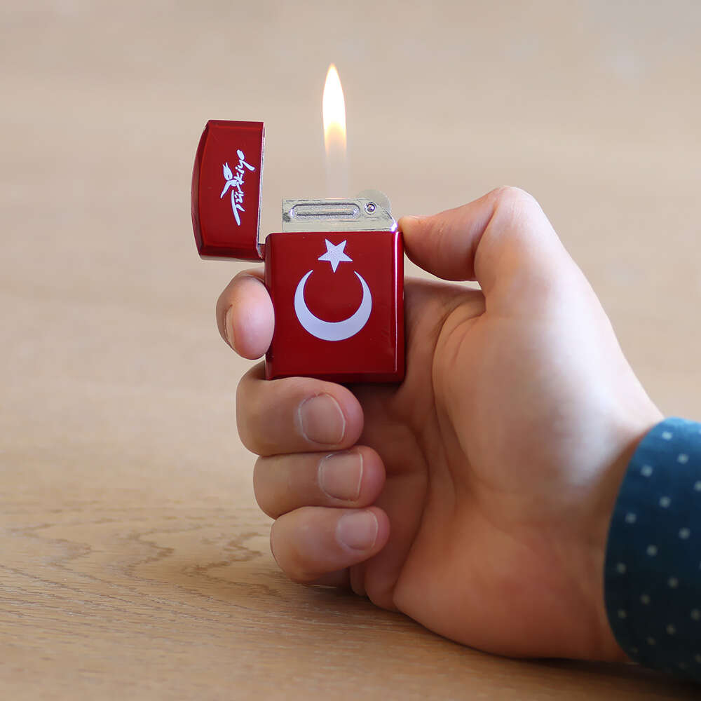 İsme Özel Yazılı Zippo Tasarım Üzeri Ay Yıldız İşlemeli Kırmızı Beyaz Renk Taşlı Metal Çakmak - 2