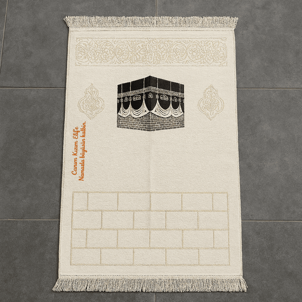 Kişiye Özel Nakış İşlemeli Kabe Motifli Özel Saçaklı Beyaz Renk Hediyelik Seccade - 1