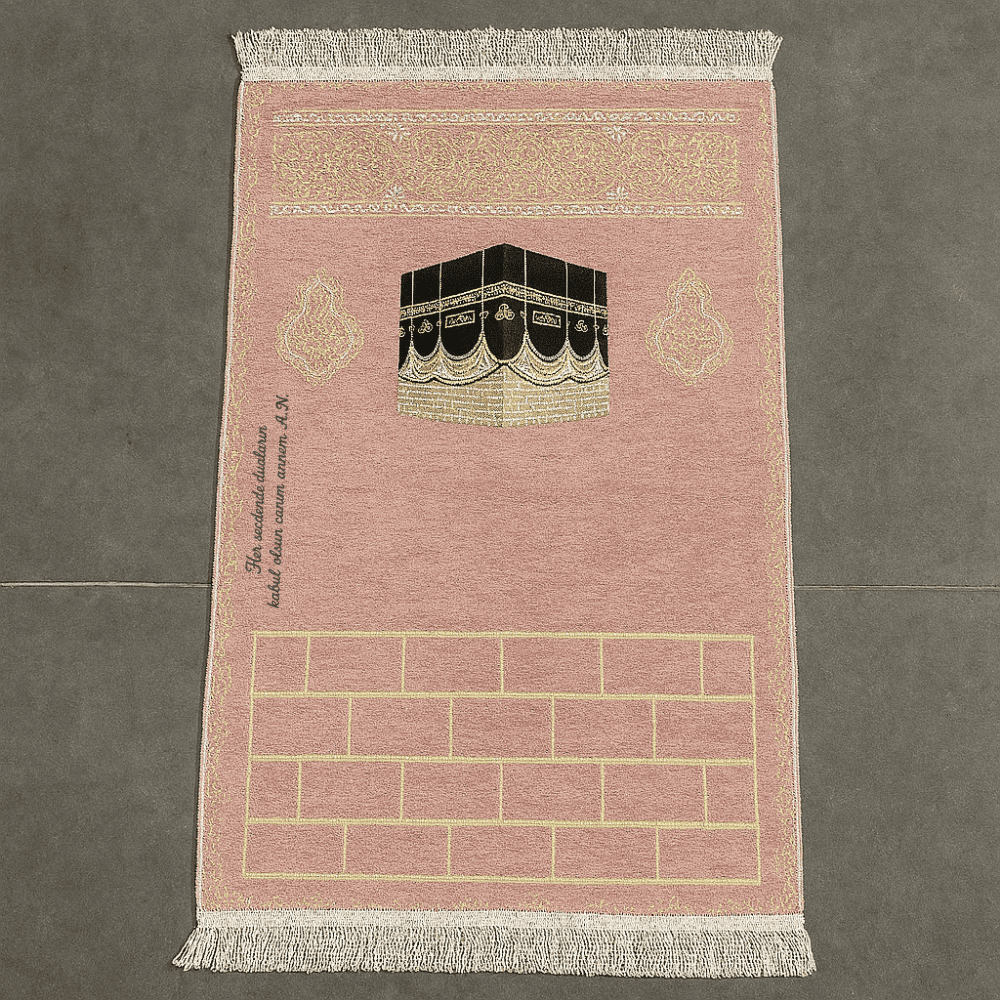Kişiye Özel Nakış İşlemeli Kabe Motifli Özel Saçaklı Pembe Renk Hediyelik Seccade - 1