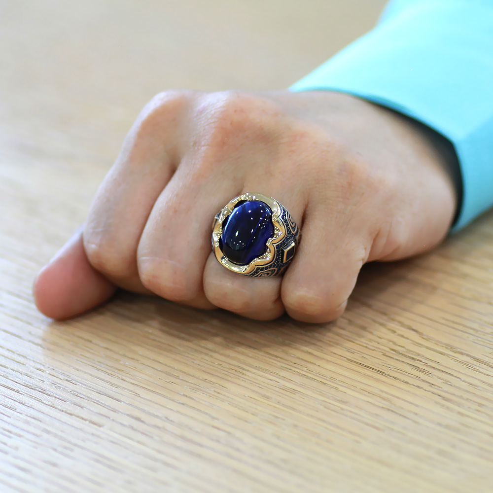 Mavi Kaplan Gözü Taşlı Yanları Gravür İşlemeli 925 Ayar Gümüş Erkek Yüzük - 3