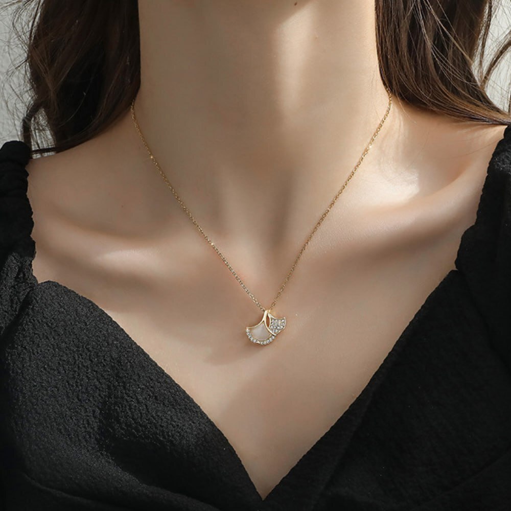 Metal Alaşım Üzeri Altın Kaplama Beyaz Zirkon Taşlı Balina Kuyruğu Tasarım Kadın Kolye - 2