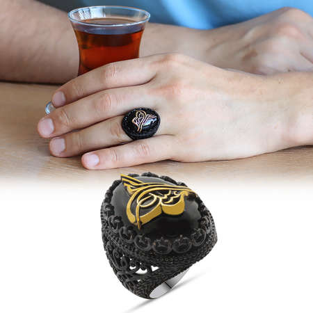 Oniks Taş Üzeri Kabartma Tuğra Motifli Siyah 925 Ayar Gümüş Erkek Yüzük - Tesbihane