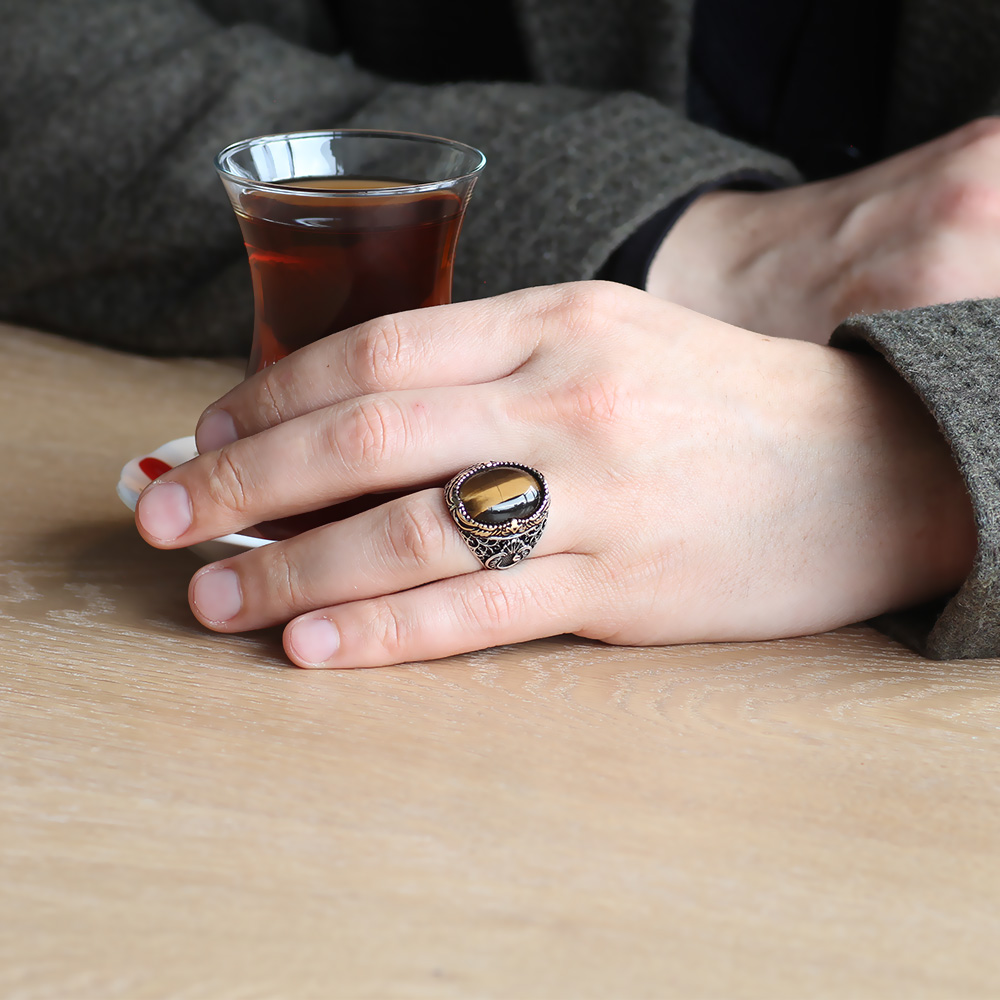 Vav İşlemeli Kaplan Gözü Taşlı 925 Ayar Gümüş Erkek Yüzük - 3