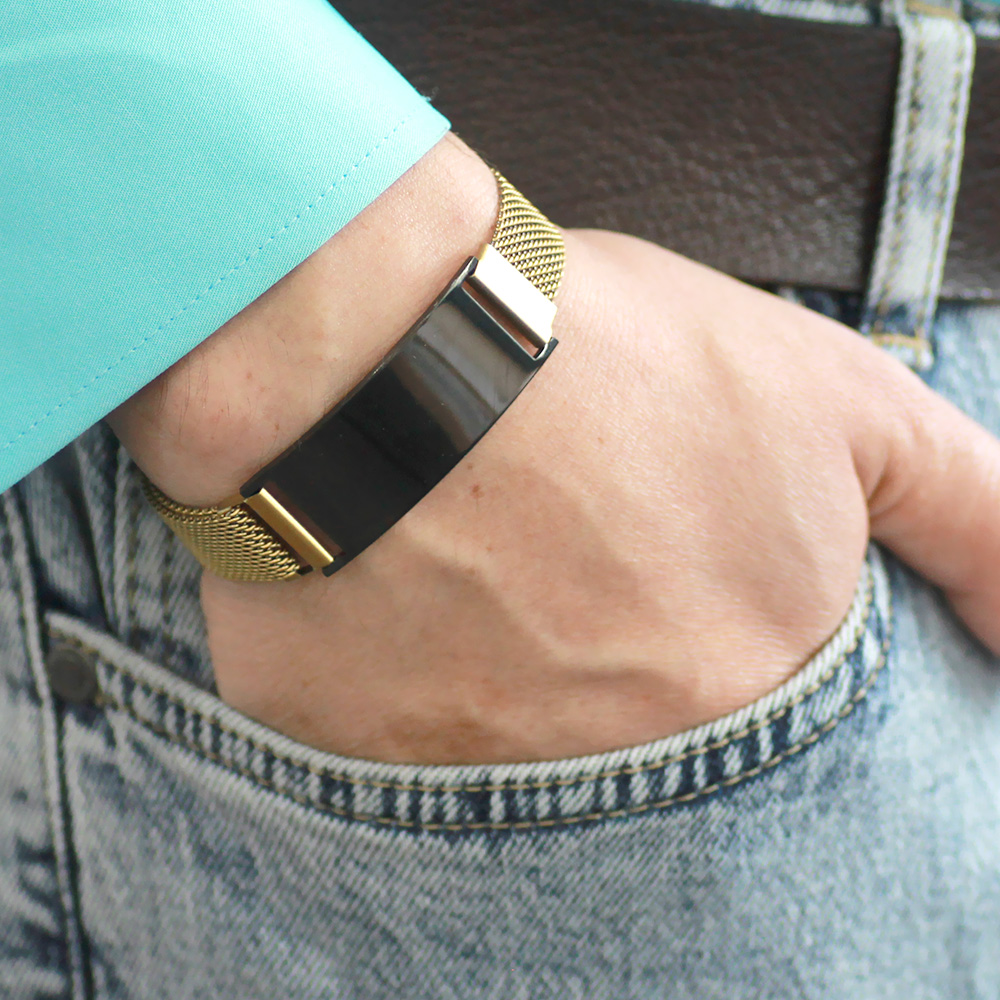 Siyah Zeminli İsme Özel Yazılı Magnet Kapamalı Antik Sarı Renk Çelik Erkek Hasır Bileklik - 3