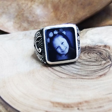 Vav İşlemeli Kişiye Özel Resim Motifli Mineli 925 Ayar Gümüş Erkek Yüzük - Tesbihane