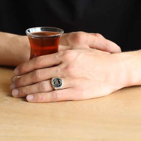 Kişiye Özel İsim ve Resim Motifli Mineli Yuvarlak 925 Ayar Gümüş Erkek Yüzük - Tesbihane