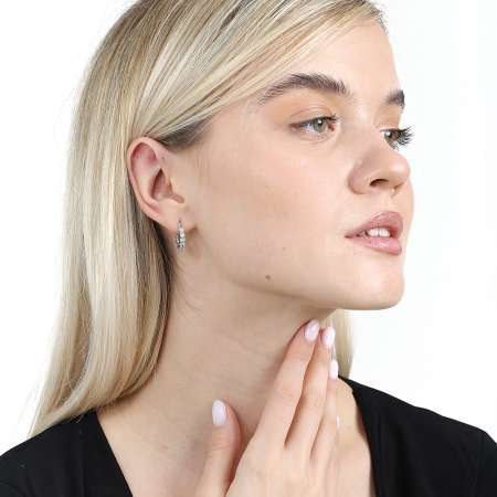 Tek Sıra Beyaz Zirkon Taşlı Gümüş Renk Yarım Tur 925 Ayar Kadın Küpe - Tesbihane