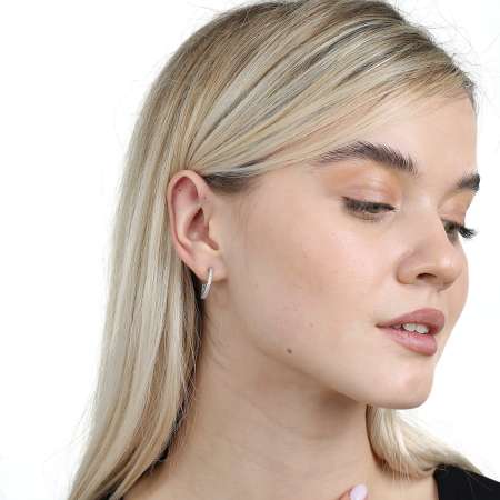 Tek Sıra Mikro Beyaz Zirkon Taşlı Gümüş Renk Yarım Tur 925 Ayar Kadın Küpe - Tesbihane