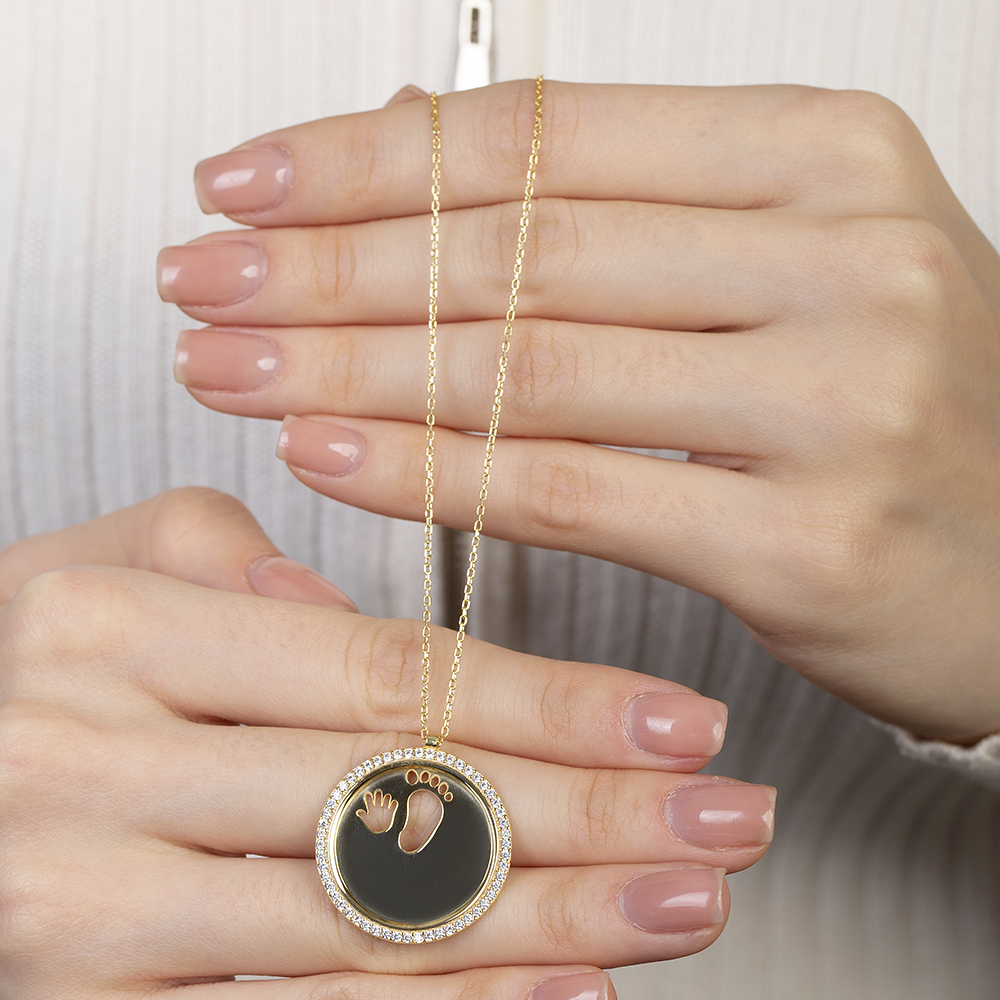 Zirkon Taşlı Bebek El ve Ayak Detaylı Altın Renk İsme Özel Harf Yazılı 925 Ayar Gümüş Kadın Kolye - 5