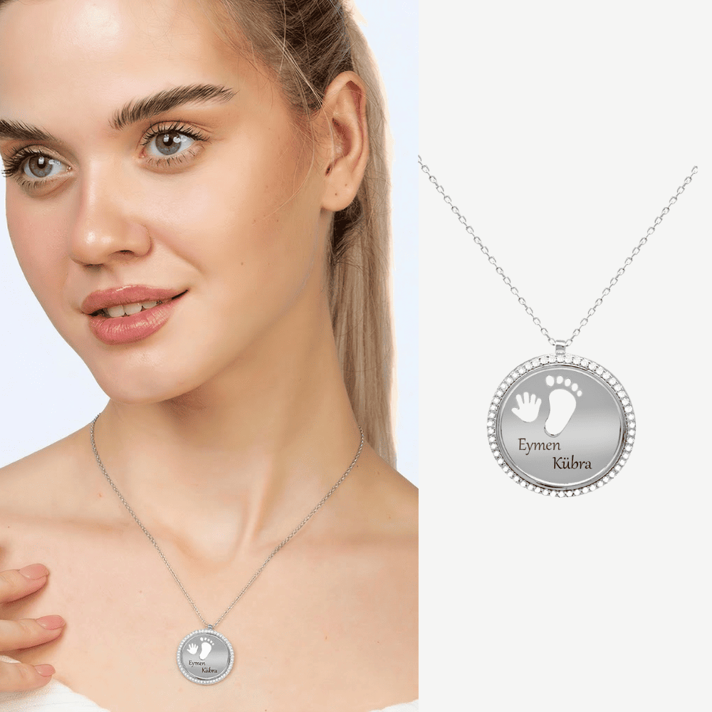 Zirkon Taşlı Bebek El ve Ayak Detaylı Gümüş Renk İsme Özel Harf Yazılı 925 Ayar Gümüş Kadın Kolye - 1