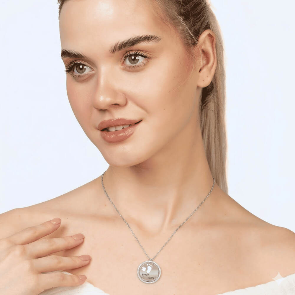 Zirkon Taşlı Bebek El ve Ayak Detaylı Gümüş Renk İsme Özel Harf Yazılı 925 Ayar Gümüş Kadın Kolye - 2