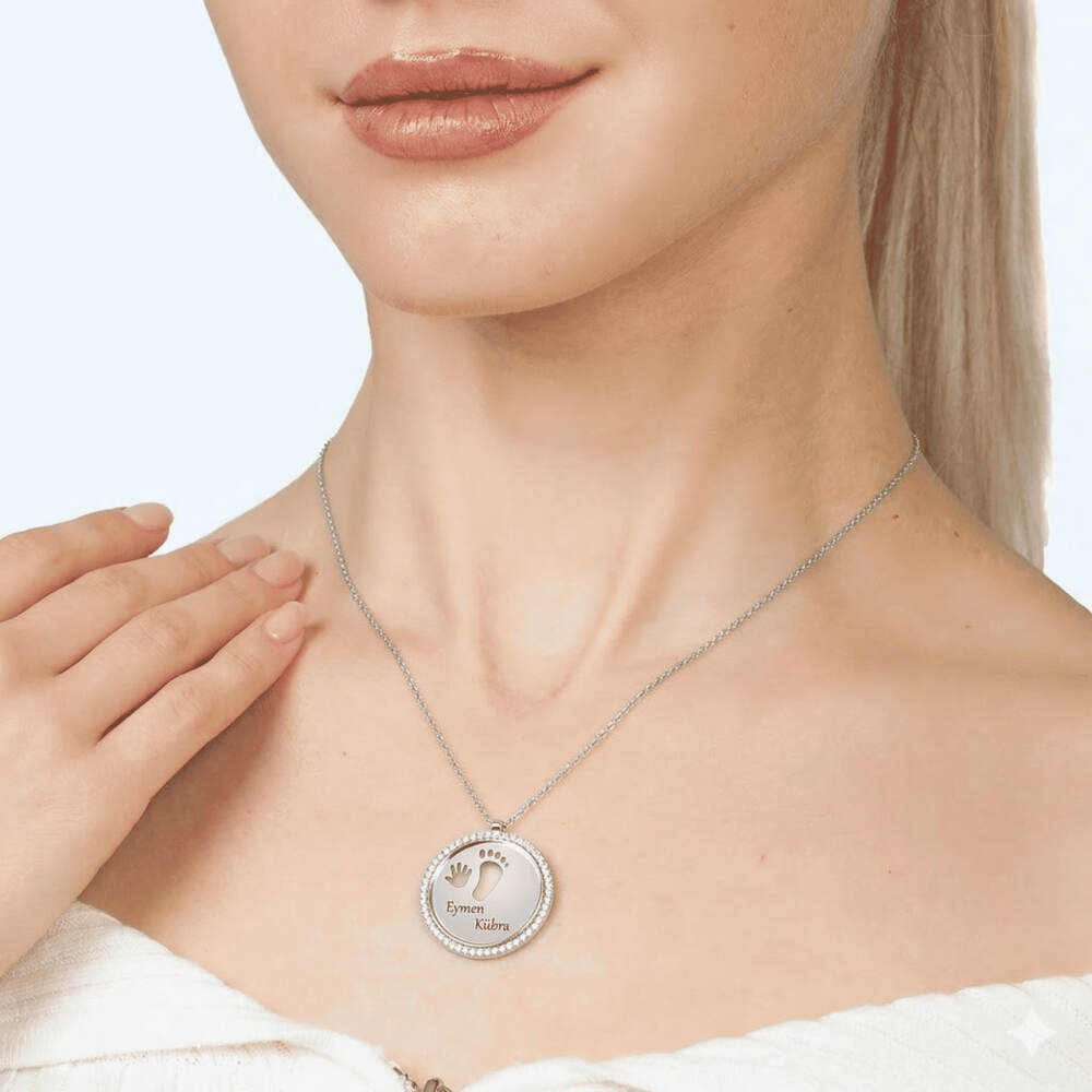 Zirkon Taşlı Bebek El ve Ayak Detaylı Gümüş Renk İsme Özel Harf Yazılı 925 Ayar Gümüş Kadın Kolye - 3