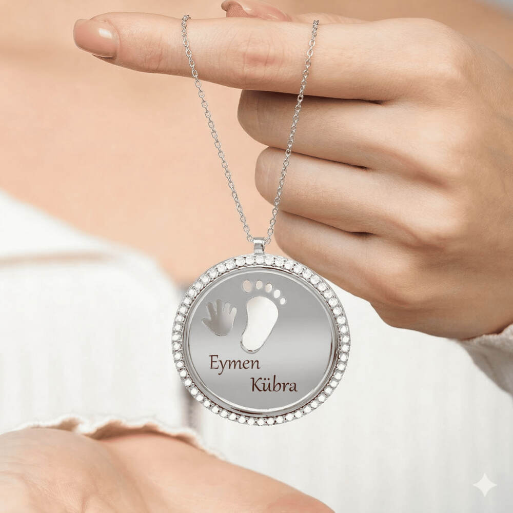 Zirkon Taşlı Bebek El ve Ayak Detaylı Gümüş Renk İsme Özel Harf Yazılı 925 Ayar Gümüş Kadın Kolye - 4