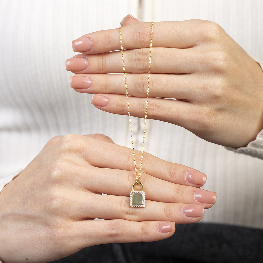 Zirkon Taşlı Kilit Tasarım Altın Renk İsme Özel Harf Yazılı 925 Ayar Gümüş Kadın Kolye - 5