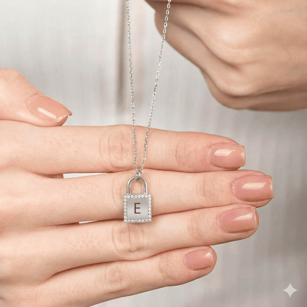 Zirkon Taşlı Kilit Tasarım Gümüş Renk İsme Özel Harf Yazılı 925 Ayar Gümüş Kadın Kolye - 4