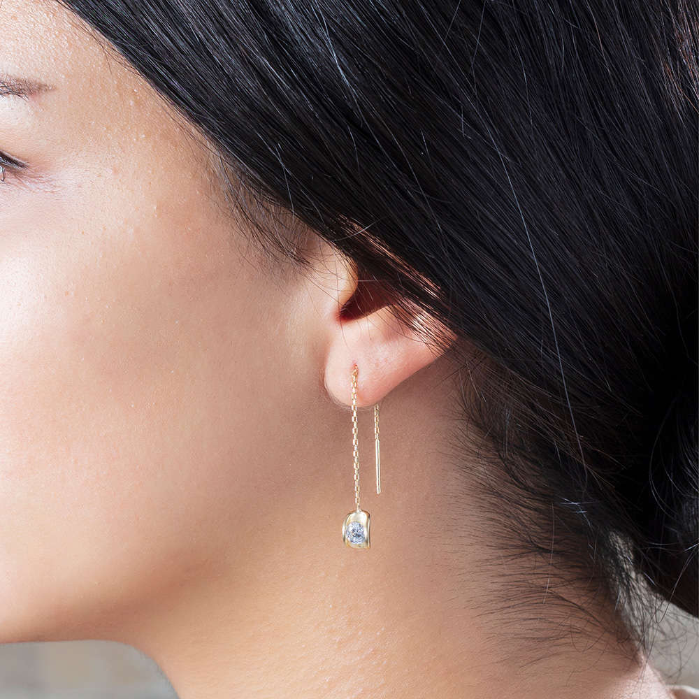 Zirkon Tektaşlı Sandviç Tasarım Altın Renk 925 Ayar Gümüş Sallantılı Küpe - 2